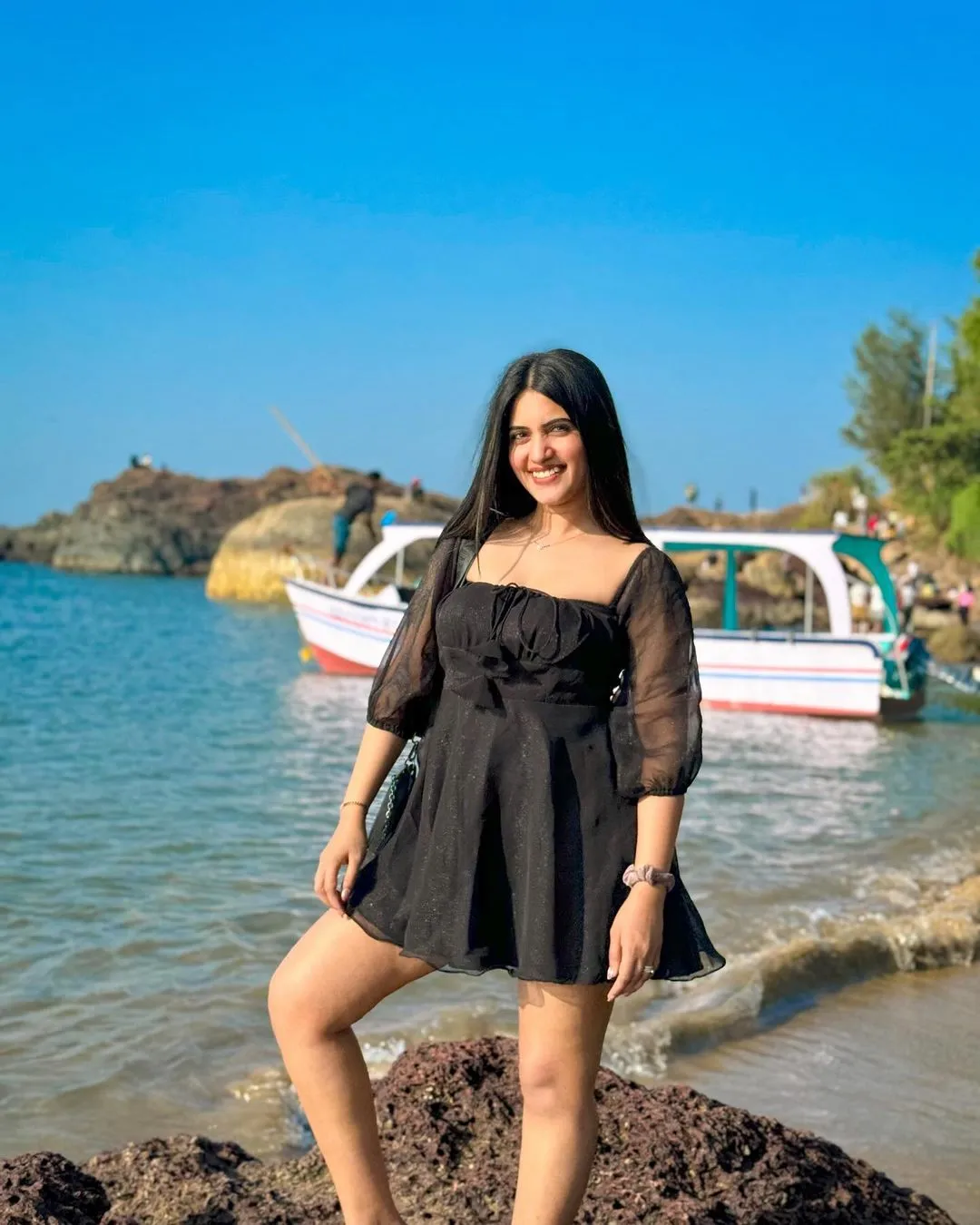 SRAVANTHI CHOKARAPU LONG LEGS SHOW IN MINI BLACK SKIRT 4